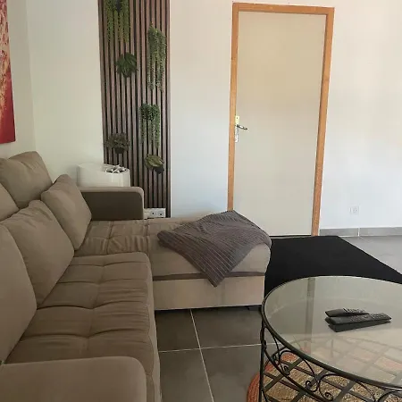 Laurier House With Jacuzzi بيت للعطل
