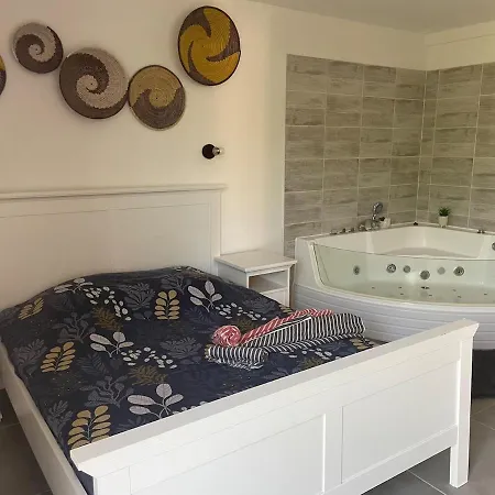 Laurier House With Jacuzzi بيت للعطل *